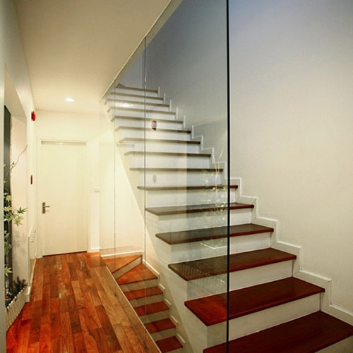 vách ngăn cầu thang nhà ống